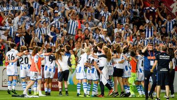 Las jugadoras de la Real Sociedad celebran la victoria ante el Atl&eacute;tico de Madrid, tras la final de la Copa de la Reina de f&uacute;tbol disputada esta noche en el estadio de Los C&aacute;rmenes, en Granada. 