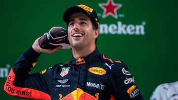 Daniel Ricciardo celebrando su victoria en el podio de China. 