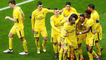 (From 2ndL) Paris Saint-Germain's Argentinian midfielder Giovanni Lo Celso, Paris Saint-Germain's Italian midfielder Marco Verratti, Paris Saint-Germain's Argentinian forward Angel Di Maria, Paris Saint-Germain's French defender Layvin