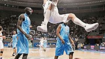 <b>BUENOS MATES. </b>Partido veloz y con muchas canastas fáciles. Felipe Reyes hizo un bonito mate, pero el más espectacular lo firmó Pelekanos.