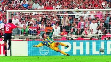 HIERRO DE ESPAA FALLA UN PENALTY  ANTE EL PORTERO DAVID SEAMAN DE INGLATERRA  EN LA EUROCOPA DEL 96 TIRA EL BALON AL LARGUERO  
 PUBLICADA 19/06/02 NA MA15 2COL