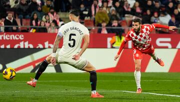 GIRONA, 20/12/2024.- El delantero del Girona Abel Ruiz (d) remata a puerta para marcar su gol, segundo del equipo catalán, durante el partido de la jornada 18 de LaLiga entre el Girona FC y el Real Valladolid CF, este viernes en el estadio Montilivi, en Girona. EFE/Siu Wu