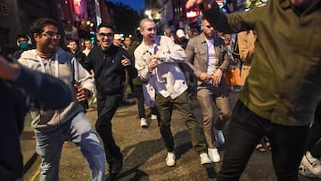 LONDON, ENGLAND - SEPTEMBER 12: People are seen dancing in Soho on September 12, 2020 in London, England. From Monday, September 14, groups of more than six will be banned from meeting under new coronavirus restrictions. (Photo by Peter Summers/Getty Images)