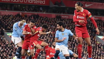 Liverpool (United Kingdom), 01/12/2024.- Virgil van Dijk (R) of Liverpool in action during the English Premier League match between Liverpool and Manchester City in Liverpool, Britain, 01 December 2024. (Reino Unido) EFE/EPA/ADAM VAUGHAN EDITORIAL USE ONLY. No use with unauthorized audio, video, data, fixture lists, club/league logos, 'live' services or NFTs. Online in-match use limited to 120 images, no video emulation. No use in betting, games or single club/league/player publications.