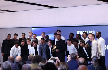 La plantilla del Real Madrid posa junto a Kylian Mbappé durante el acto de entrega de la Bota de Oro.