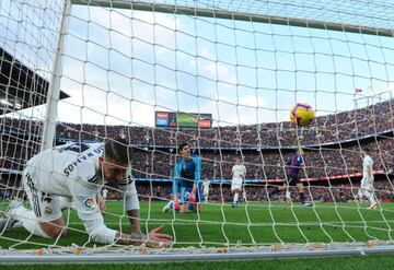 BARCELONA, SPAIN - OCTOBER 28:  Sergio Ramos and Thibaut Courtois of Real Madrid react as Philippe Coutinho of Barcelona scores his sides first goal during the La Liga match between FC Barcelona and Real Madrid CF at Camp Nou on October 28, 2018 in Barcel