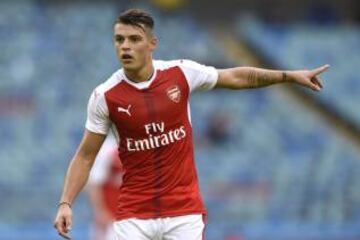 4 - Arsenal se reforzó con pocos nombres para esta Premier League. Uno de ellos fue Granit Xhaka, volante suizo que destacó en la pasada Eurocopa, y que en la temporada anterior lo hizo con Borussia Mönchengladbach. Los gunners pagaron por él 45 millones de euros.