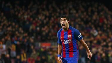 Luis Suárez can’t get booked even when he’s trying...