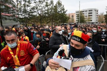 Los seguidores de España, haciendo cola para acceder al RCDE Stadium.