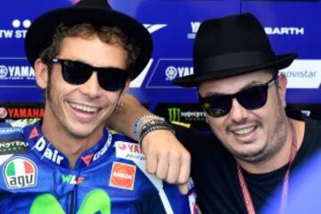 Valentino Rossi junto a su amigo Uccio antes de comienzo de la calificación.