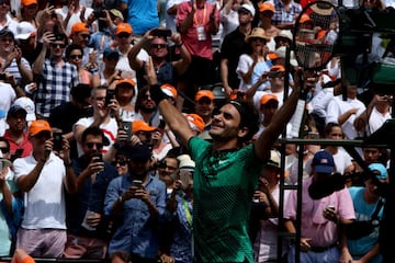 Una nueva final entre dos de las raquetas más fascinantes de todos los tiempos. Hoy ganó Federer bajo un sol de justicia en Miami. Nadal tuvo sus oportunidades de romper el servicio del suizo pero no lo consiguió. A pesar de eso, dejó una muy buena impresión. Veremos lo que pasa cuando llegue el momento de jugar en tierra batida. Aquí el resumen del partido en fotos.