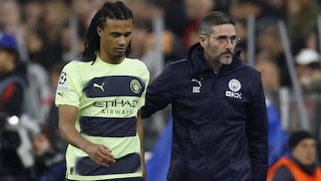 Nathan Aké, jugador del Manchester City, se retira lesionado de un partido.