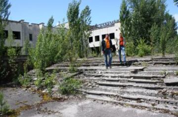 El accidente causó directamente la muerte de 31 personas y forzó al gobierno de la Unión Soviética a la evacuación repentina de 116 000 personas provocando una alarma internacional al detectarse radiactividad en al menos 13 países de Europa central y oriental.