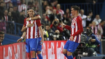 Filipe Luis es felicitado tras marcar ante la Real Sociedad.