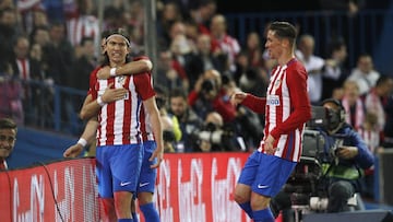 Filipe Luis es felicitado tras marcar ante la Real Sociedad. 