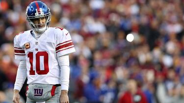 LANDOVER, MD - JANUARY 01: Quarterback Eli Manning #10 of the New York Giants looks on against the Washington Redskins in the first quarter at FedExField on January 1, 2017 in Landover, Maryland. Patrick Smith/Getty Images/AFP
== FOR NEWSPAPERS, INTERNET, TELCOS & TELEVISION USE ONLY ==