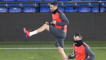 Iborra, ex del Sevilla, entren&aacute;ndose con el Villarreal.
 