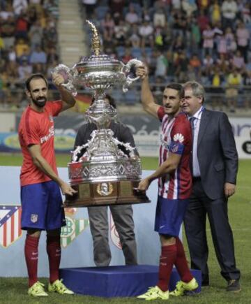 Juanfran y Koke con el trofeo.