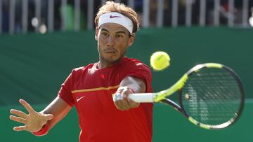 Rafa Nadal devuelve una bola durante su partido ante Kei Nishikori por la medalla de bronce individual en los Juegos Ol&iacute;mpicos de R&iacute;o 2016.