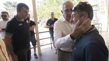 López Cerrón y Javier Guillén saludan a VIcente Natividad, el cuidador de Javier Otxoa, en el tanatorio de Málaga.