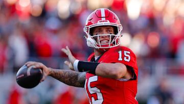 ATHENS, GEORGIA - NOVEMBER 23: Carson Beck #15 of the Georgia Bulldogs throws on the sideline before taking the field during the third quarter against the Massachusetts Minutemen at Sanford Stadium on November 23, 2024 in Athens, Georgia. Todd Kirkland/Getty Images/AFP (Photo by Todd Kirkland / GETTY IMAGES NORTH AMERICA / Getty Images via AFP)