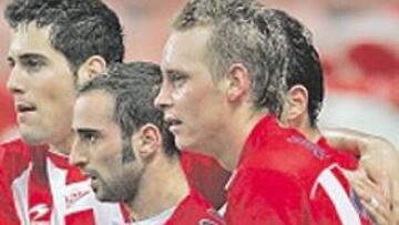 <b>ALEGRÍA. </b>Pablo Álvarez es felicitado por sus compañeros.