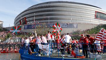BILBAO, 11/04/2024.- La gabarra 'Athletic' que transporta al equipo rojiblanco campe¨®n de la Copa del Rey el pasado s¨¢bado en Sevilla recorre este jueves, su traves¨ªa por la r¨ªa del Nervi¨®n entre aficionados. Como ocurriera en la ¨¦poca de los t¨ªtulos en los a?o 80 del siglo pasado cuando el Athletic gan¨® una Liga en 1983 y un 'triplete', Liga, Copa y Supercopa, en 1984. EFE/ Luis Tejido