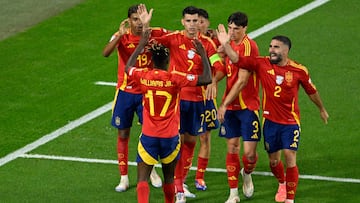 Lamine Yamal, Álvaro Morata, Robin Le Normand, Dani Carvajal y Nico Williams celebran un gol