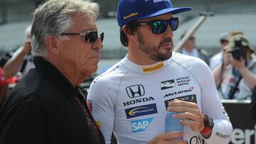 Mario Andretti y Fernando Alonso durante la clasificación de la Indy 500 en 2017.