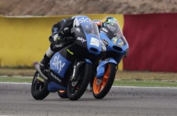 El piloto italiano de Moto3 Romano Fenati (i), KTM, se adjudicó la victoria en la última vuelta del Gran Premio de Aragón de Motociclismo disputado en el circuito Motorland de Alcañiz (Teruel). A su lado, Alex Márquez (Estrella Galicia 0,0 Honda), segundo y nuevo líder del mundial. 