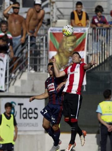 Ander Capa disputa un balón con Artiz Aduriz.