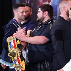 Un policía separa a Teófimo López y Josh Taylor