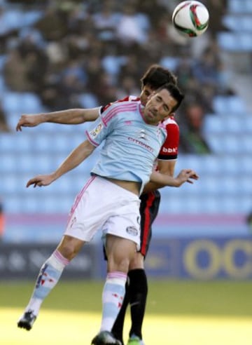 El jugador del Celta de Vigo Charles, pugna por el balón con Aritz Aduriz de Athletic de Bilbao, durante el partido de ida de los octavos de final de la Copa del Rey de Fútbol que ambos quipos disputaron hoy en el estadio de Balaidos.