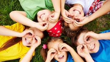 Niños jugando en el césped