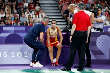 Carolina valora su situación física junto a su equipo. La onubense quiso continuar en el partido.