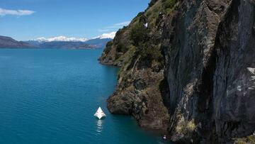 ¡Clavadistas saltan desde más de 20 metros en el Lago General Carrera!