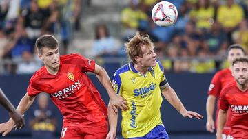 Álex Fernández disputando un esférico frente a un jugador del Real Zaragoza en el primer partido del Cádiz CF en la Liga Hypermotion.