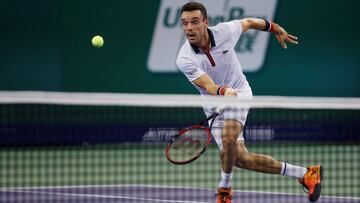 Roberto Bautista devuelve una bola a Jo-Wilfried Tsonga durante su partido en el Masters 1.000 de Shanghai.