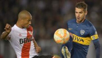 Fernando Gago disputa la pelota con Carlos Sánchez en el partido de ida del estadio Monumental.