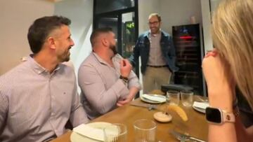 Van a cenar todos juntos y sus parejas les habían preparado la encerrona