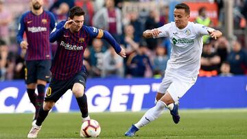 Barcelona's Argentinian forward Lionel Messi challenges Getafe's Serbian midfielder Nemanja Maksimovic (R) during the Spanish League football match between Barcelona and Getafe at the Camp Nou Stadium in Barcelona on May 12, 2019. (Photo by Jose