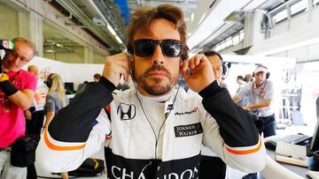 Fernando Alonso en el box de McLaren en Austria.