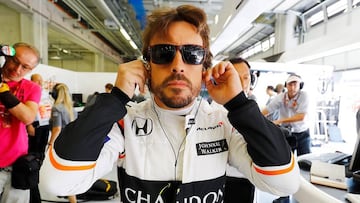 Fernando Alonso en el box de McLaren en Austria.