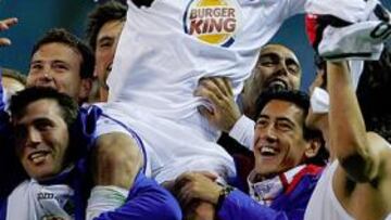 <b>HOMENAJE. </b>La plantilla manteó a su capitán en el Calderón.