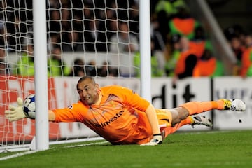 Cristiano Ronaldo celebra el 0-1 tras un tiro lejano que el portero Heurelho Gomes no supo atrapar, durante el partido de vuelta de los cuartos de final de la Champions League 10/11. 