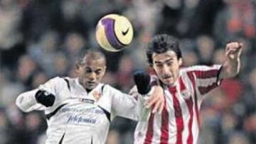 <b>IGUALADO. </b>Ewerthon y Sarriegi dejan claro en esta acción lo igualado que fue el choque.