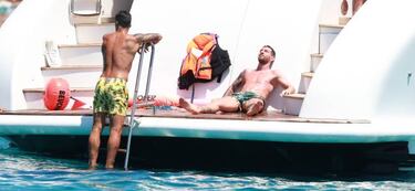 Messi y Su¨¢rez, de vacaciones en el mar de Ibiza
