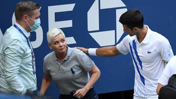 Novak Djokovic se preocupa por la juez de línea Laura Clark tras darla un pelotazo durante su partido de octavos de final del US Open ante Pablo Carreño.