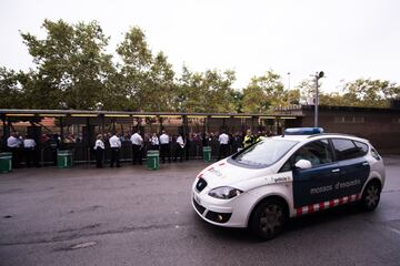 Un grupo de aficionados esperan en las puertas del recinto del Camp Nou.