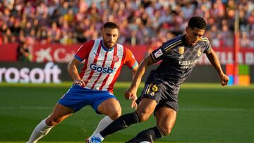 GIRONA, 30/09/2023.- El defensa del Girona David López (i) persigue a Jude Bellingham (d), del Real Madrid, durante el partido de la jornada 8 de Liga de Primera división que disputan el Girona y el Real Madrid, este sábado en el estadio de Montilivi, en Girona. EFE/David Borrat